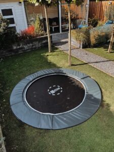 Ronde Etan trampoline in tuin