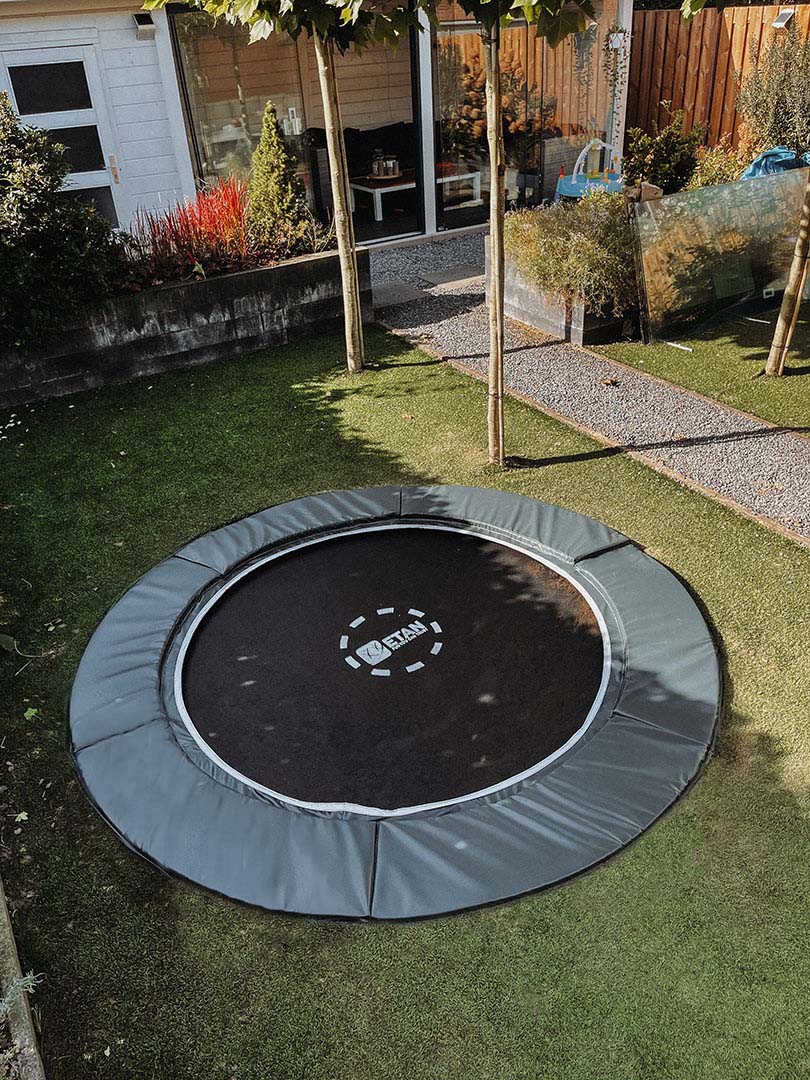 Ronde Etan trampoline in tuin