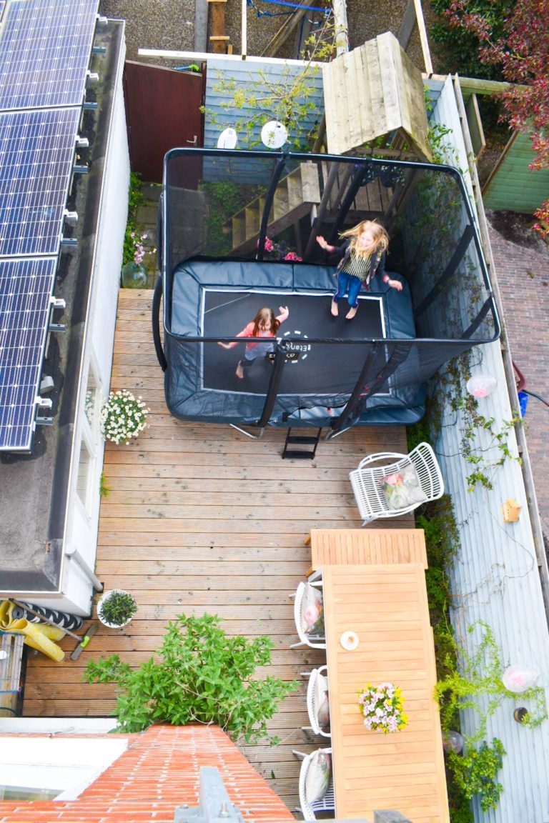 Rechthoekige Etan trampoline in kleine tuin