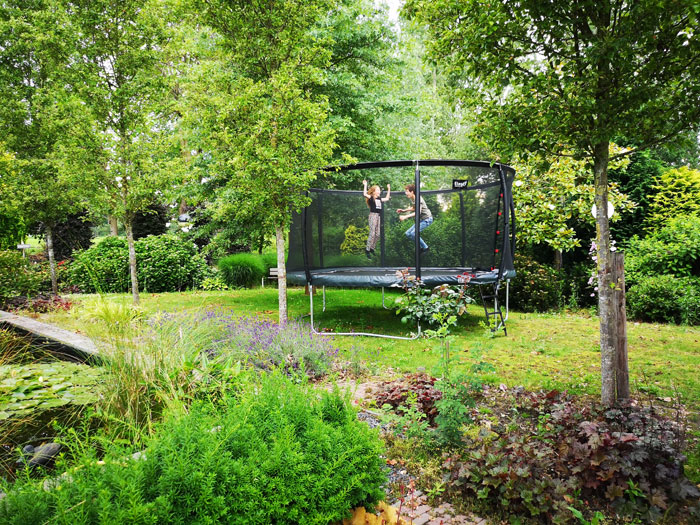 Trampoline in achtertuin met springende kinderen - Etan Trampolines