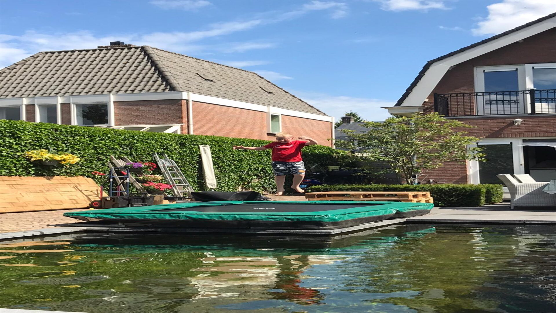 Trampolinspringen im Wasser