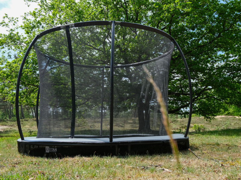 etan-sky-flyer-trampoline-met-veiligheidsnet-close-up-met-boom
